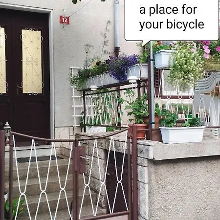 By Gostinjska kuća *